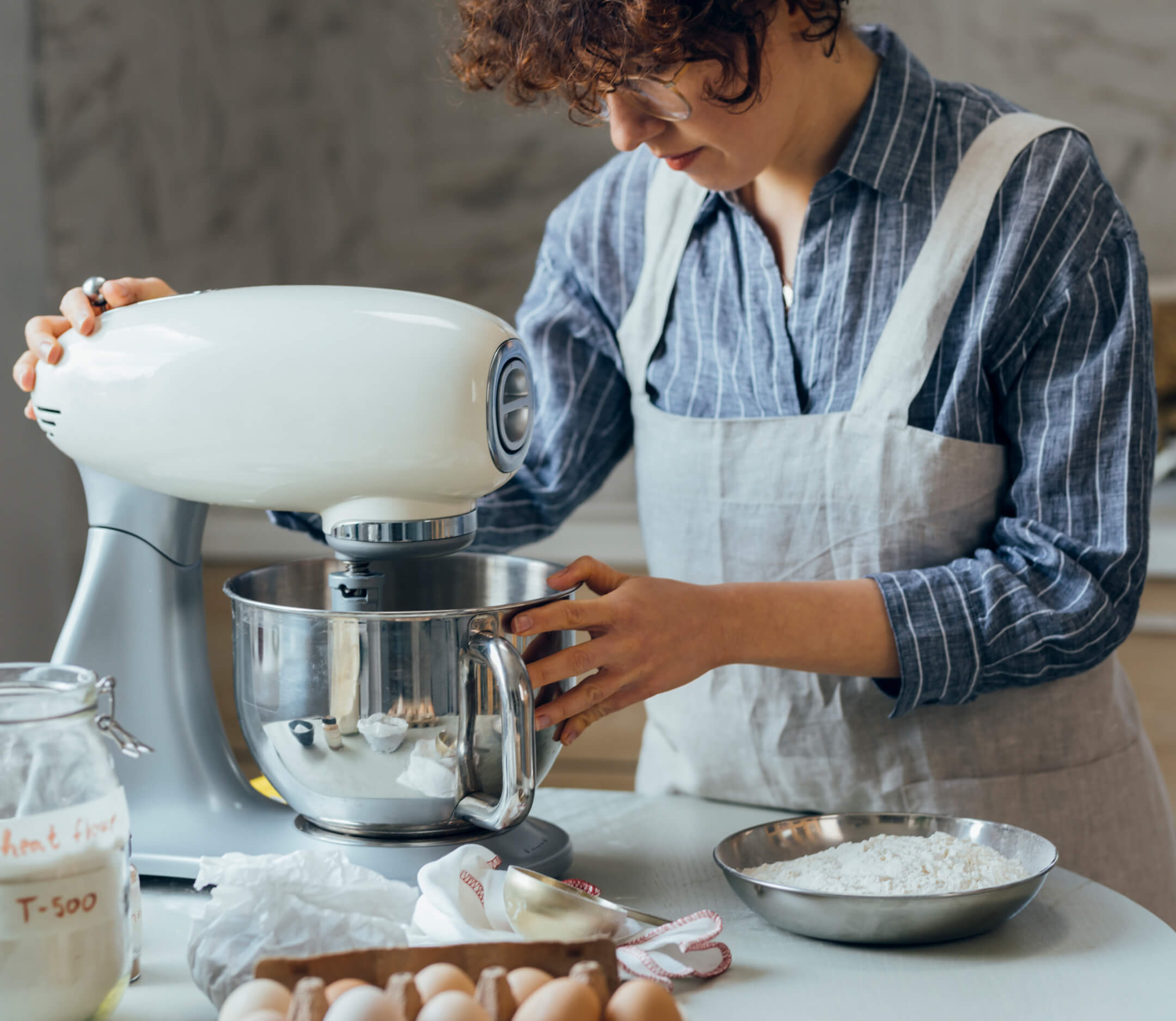Frau-am-backen